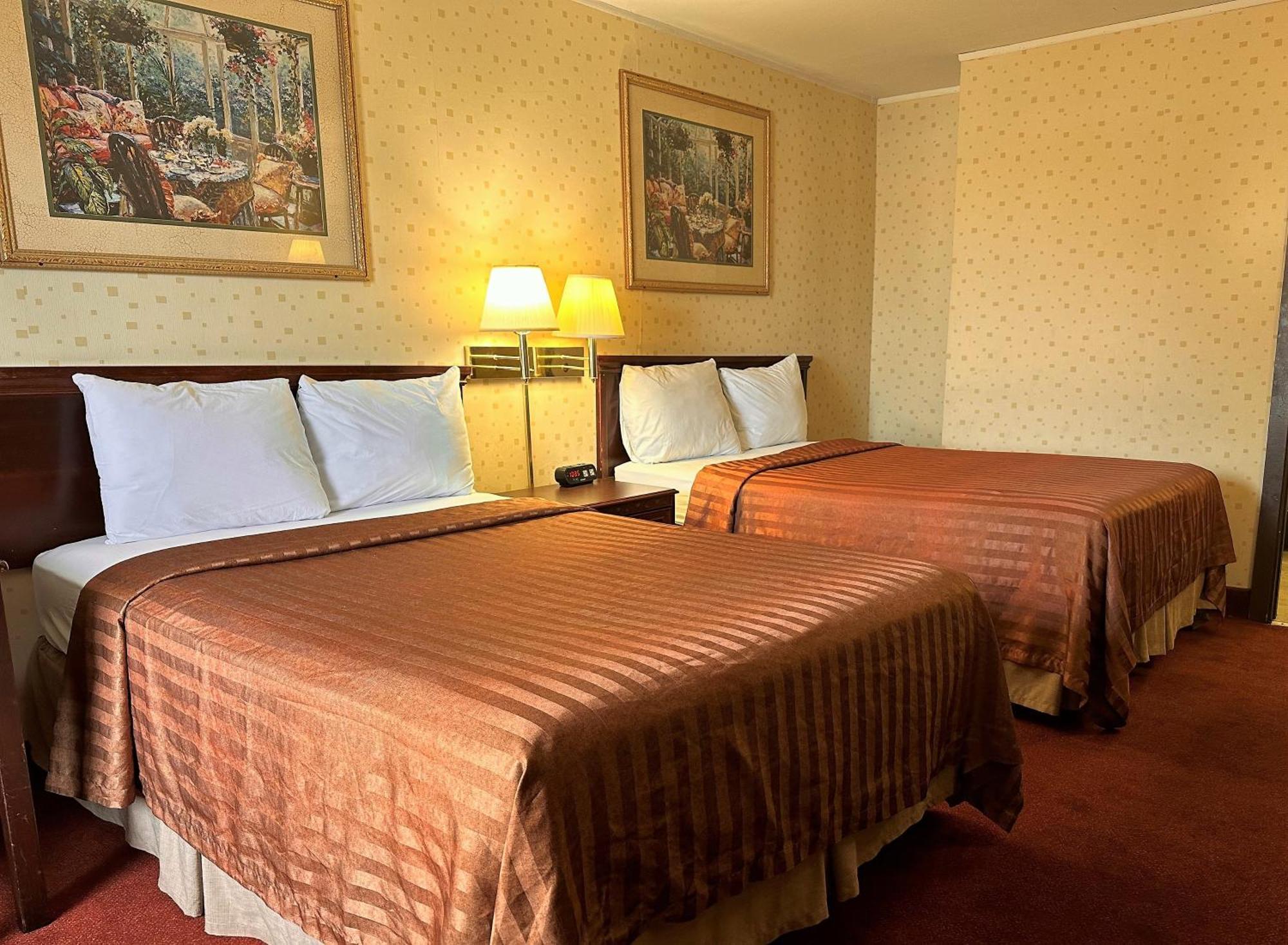 Travelodge By Wyndham Сеймур Экстерьер фото