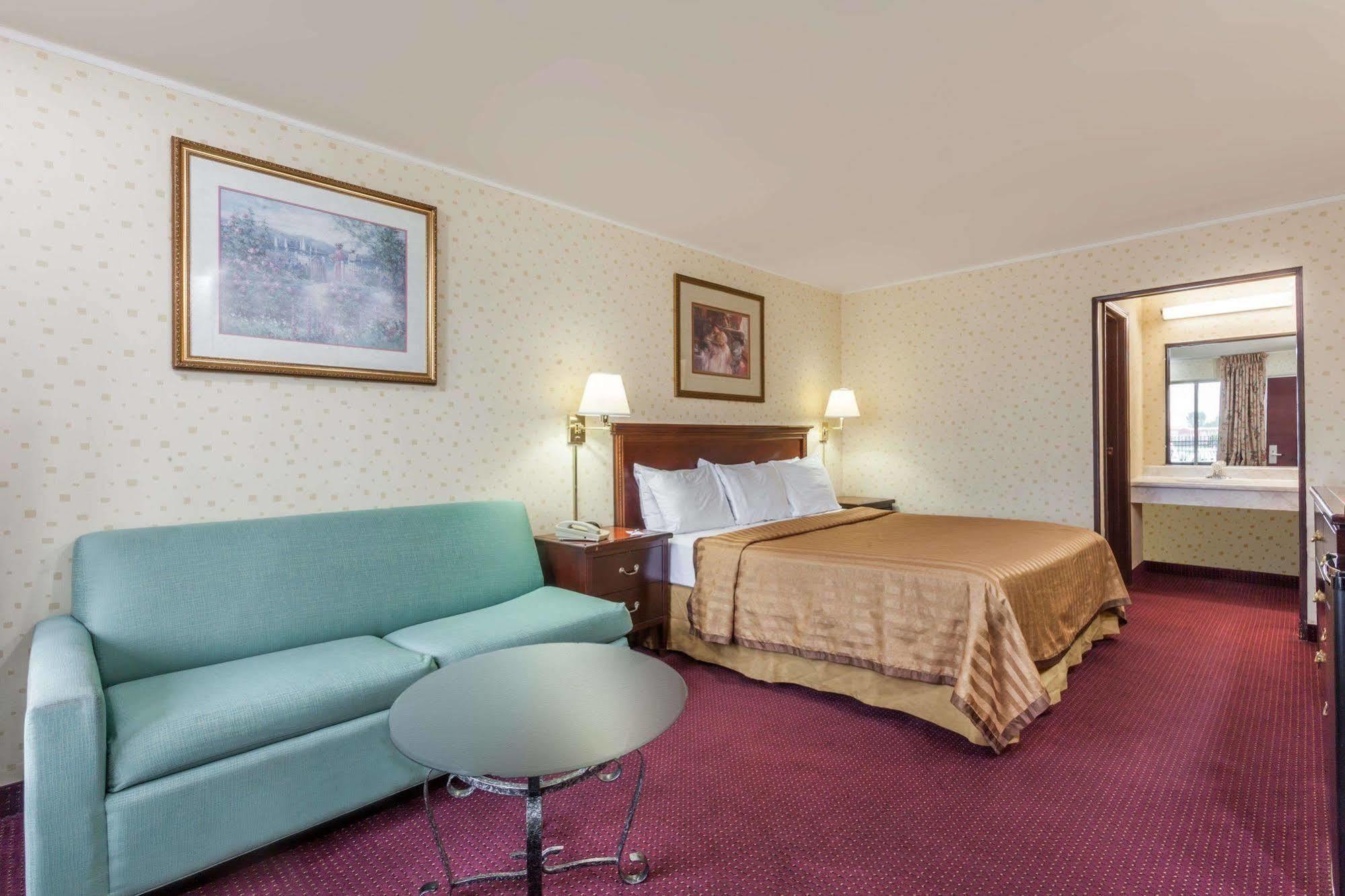 Travelodge By Wyndham Сеймур Экстерьер фото